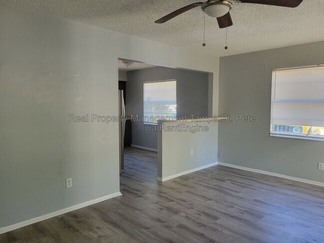 Building Photo - 917 Lake Palms Dr