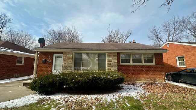 Primary Photo - Three Bedroom Brick Ranch in Oak Park with...