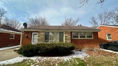 Building Photo - Three Bedroom Brick Ranch in Oak Park with...