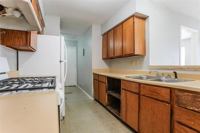 Building Photo - 6801 Stonleigh Pl