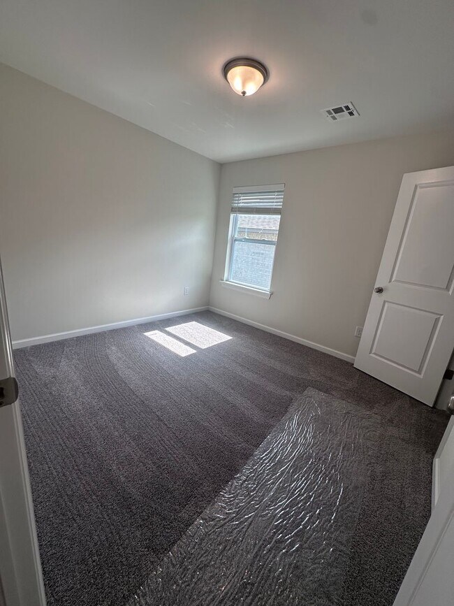 Building Photo - Beautiful New Home - First Month Free!