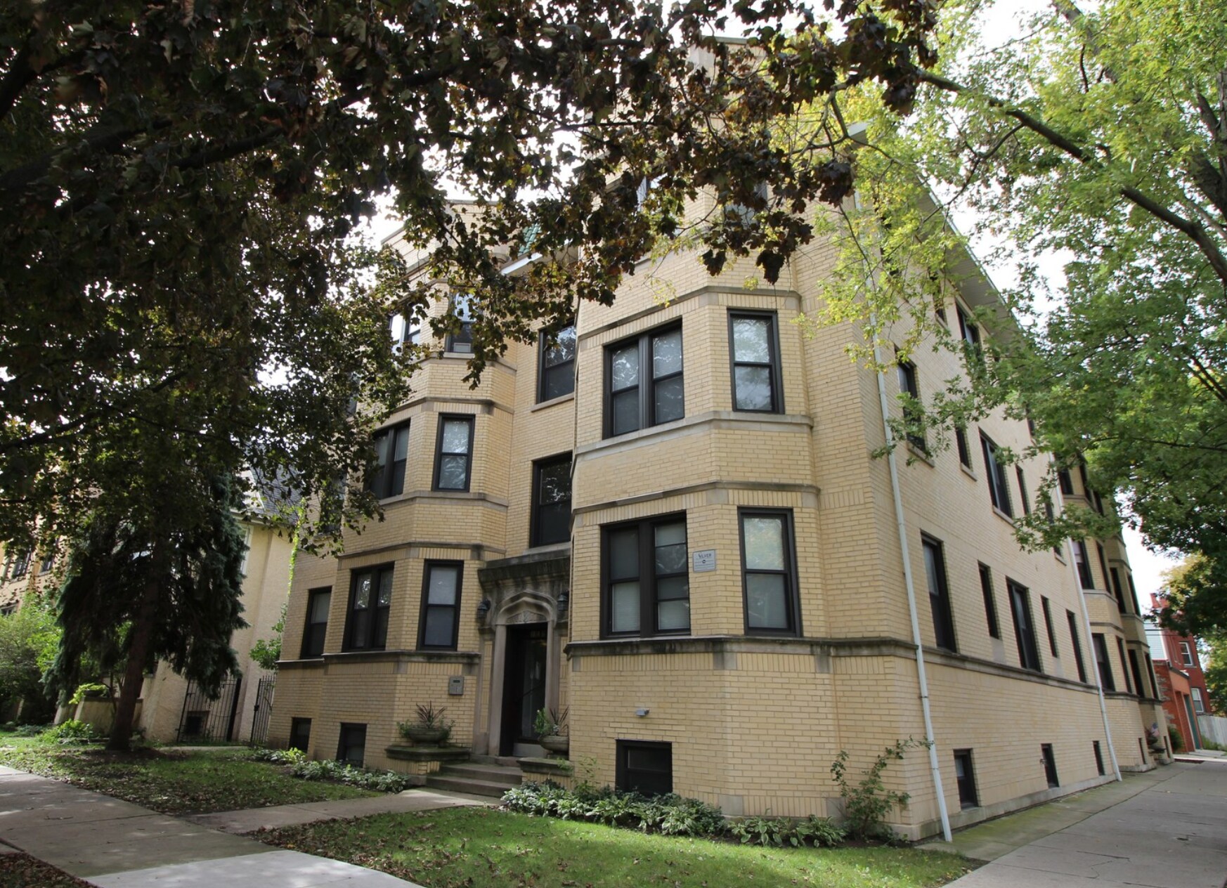 Building Exterior (Corner or Harding and Belle Plaine) - 4056 N Harding Ave