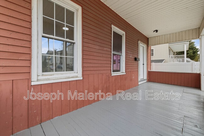 Building Photo - 848 Bank St