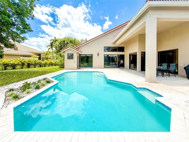 Building Photo - 400 Alexandra Cir