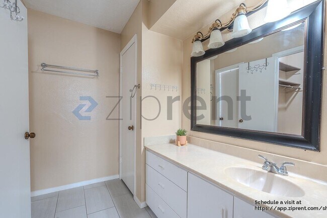 Building Photo - 10431 Odessa Dr