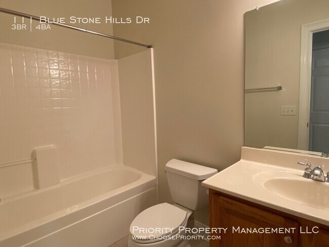 Building Photo - Gorgeous 3 Bed 3.5 Bath End Unit