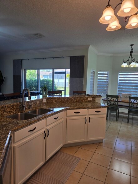 Building Photo - 3572 Valleyview Dr