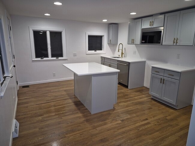 Building Photo - 5 Lakeview Ave