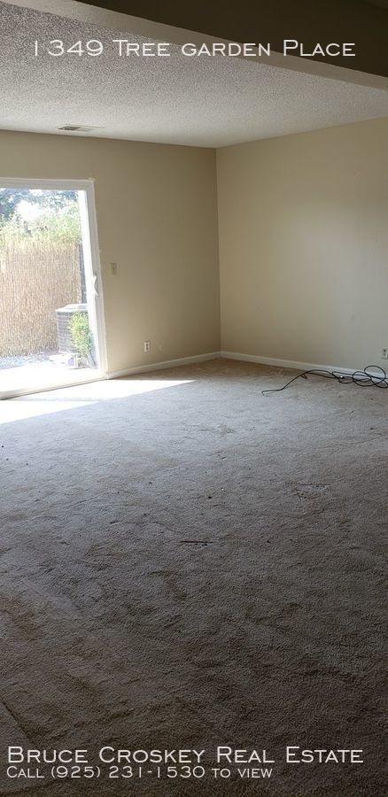 Building Photo - Move in ready! Pets ok