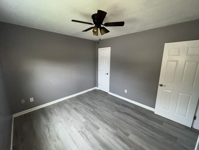 Building Photo - Newly renovated! 2 bedroom 1 bath townhous...