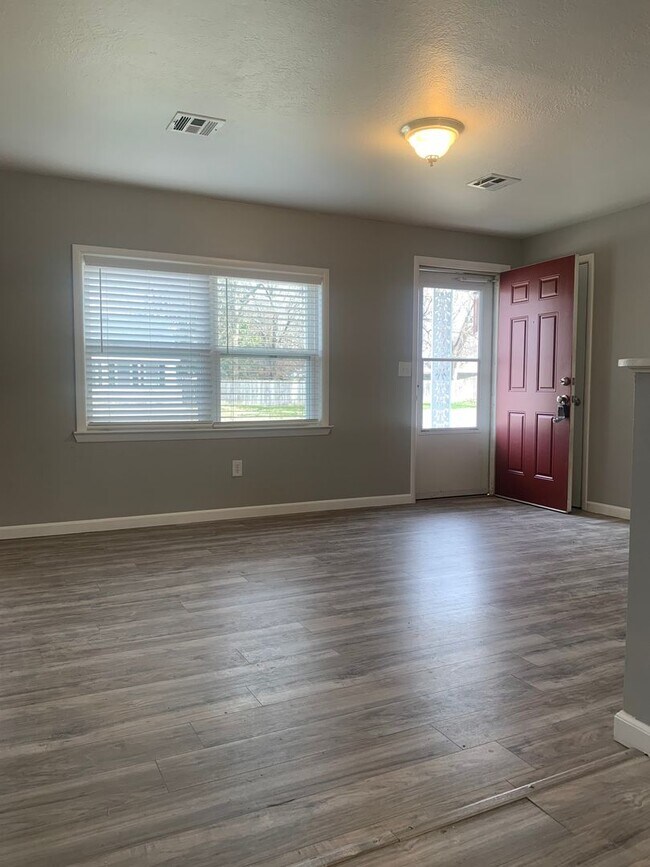 Building Photo - Charming Two Bedroom Downtown Springdale -