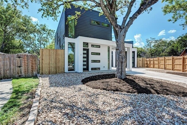 Building Photo - 6111 Begonia Cir