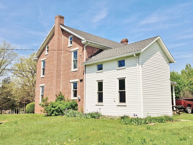 Building Photo - 3 Bed / 1-1/2 Bath Single Family w/2 Car G...