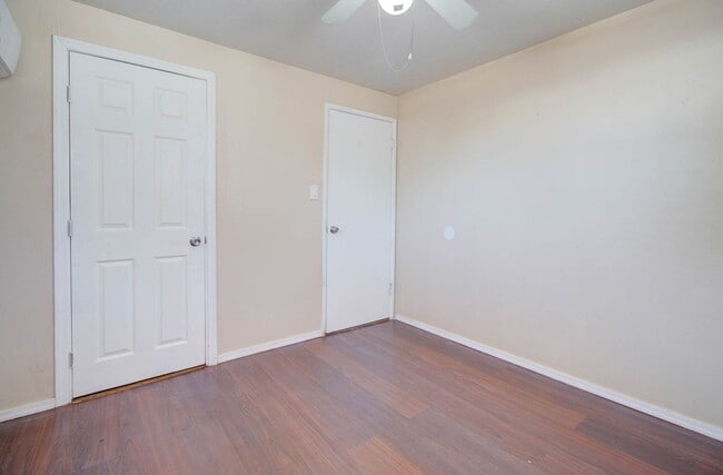 Building Photo - 2133 W Morten Ave
