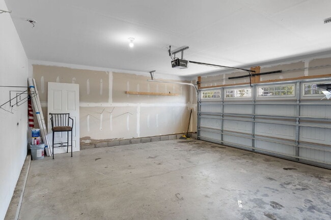 Building Photo - Spacious 4-Bedroom Home for Rent in Prime ...