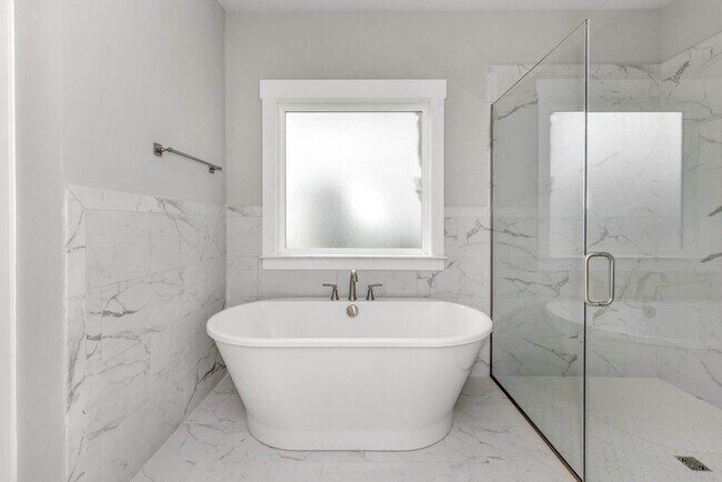 Building Photo - Luxury Craftsman Home in Monrovia Springs