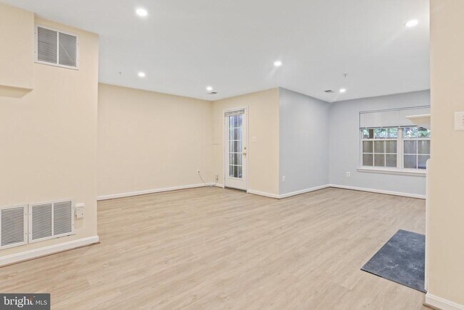 Building Photo - 20 Castle Garden Ct