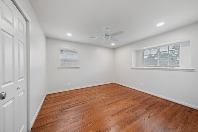 Building Photo - 10170 Hanka Dr