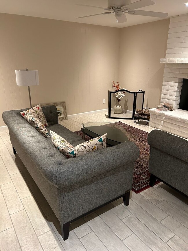 Building Photo - Gorgeous University Heights Rental