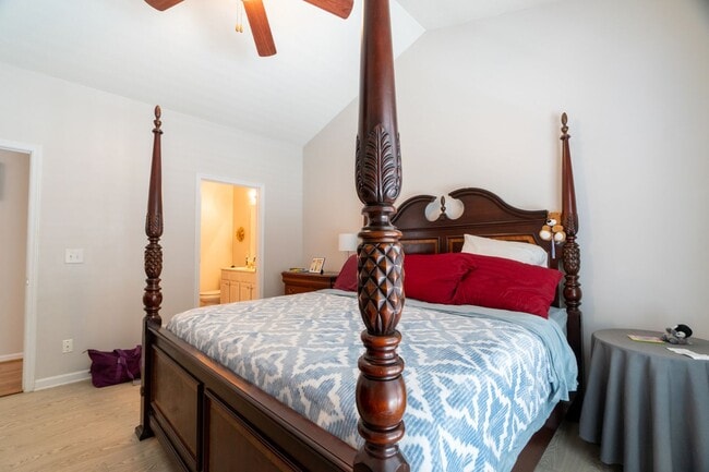 Building Photo - Beautiful townhome in Whitsett NC