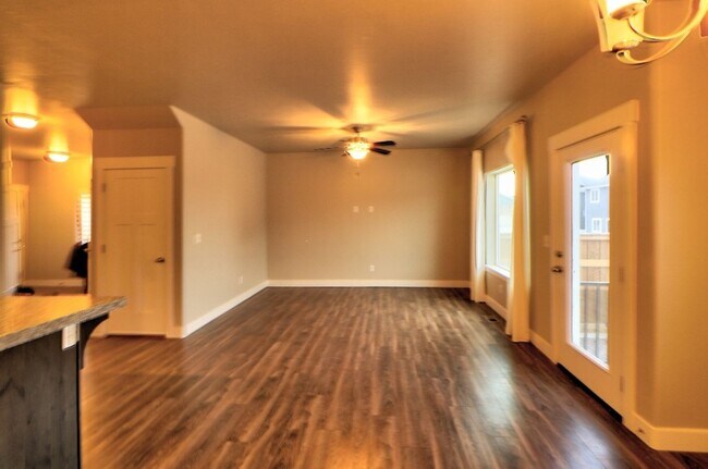 Building Photo - 7440 N Hutch Ln