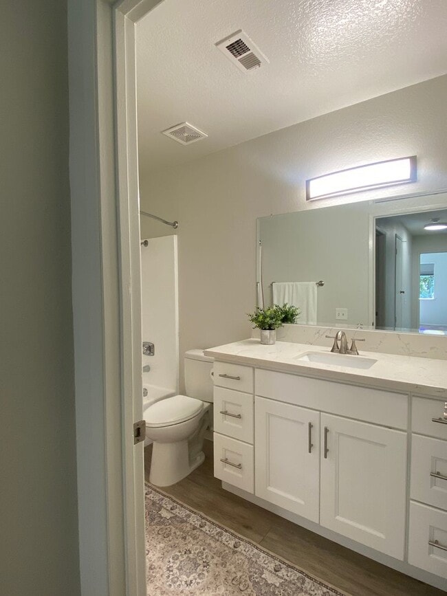 Building Photo - Alta Loma Woods Two Bed with Small Yard an...