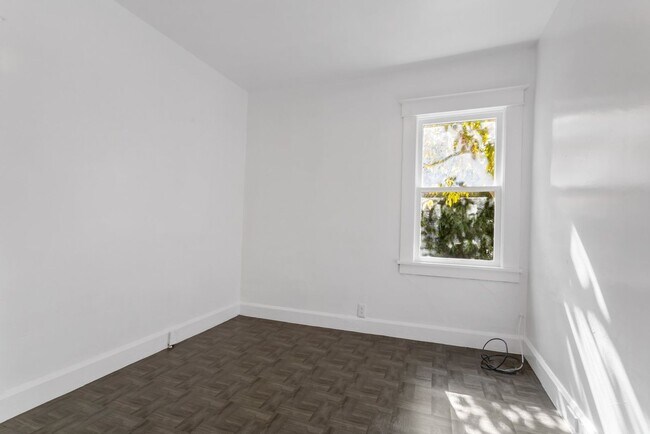 Building Photo - Cute 3bdrm/1bath House ** Section 8 OK ** $1995.00**