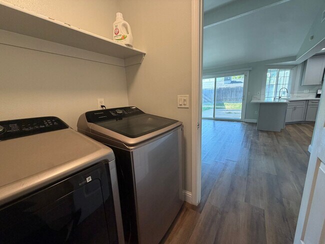 Building Photo - 8267 Moorhaven Way