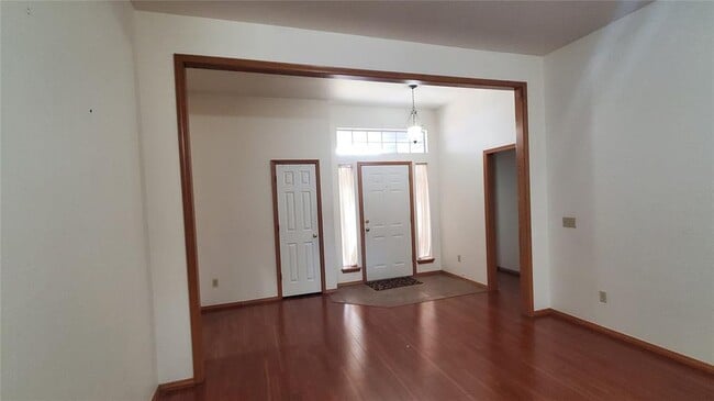 Building Photo - 400 Amanda Dr