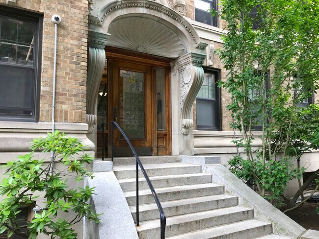 Building Photo - 114 Riverway
