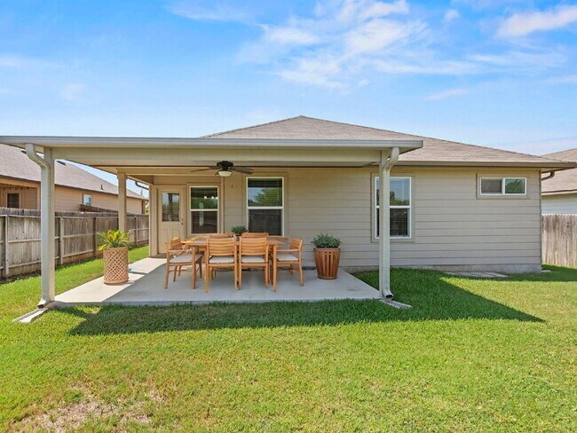 Building Photo - "4-Bedroom Haven in Cibolo with Spacious Living!"