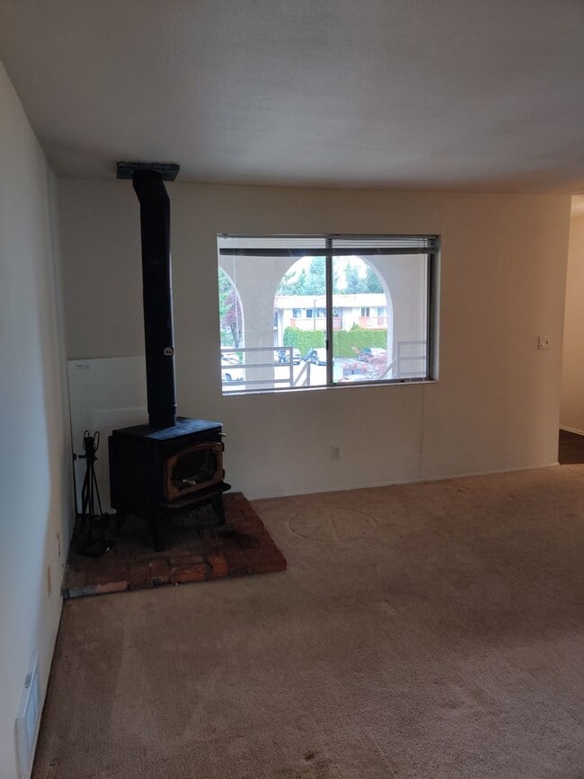 Building Photo - Great Lake Sammamish condo