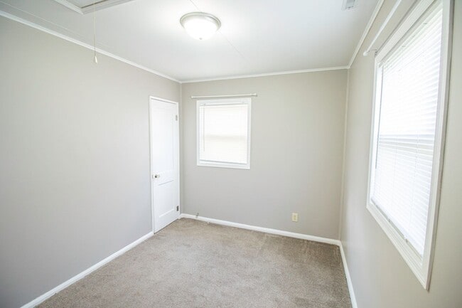 Building Photo - CENTRALLY LOCATED 2 BEDROOM HOME