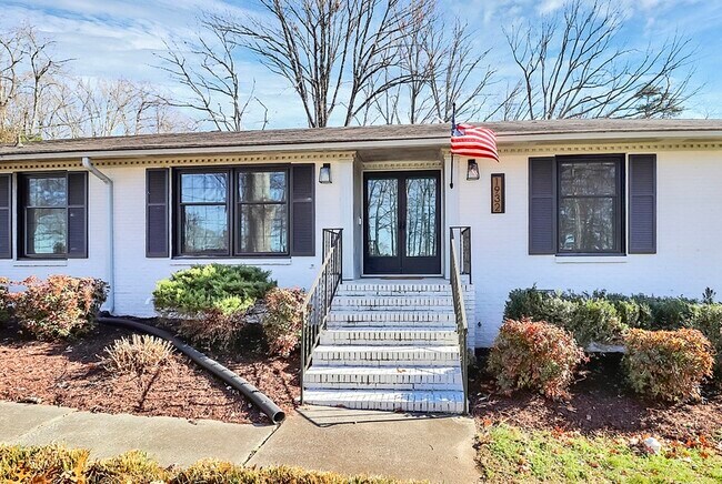 Building Photo - 1932 Stoneyridge Dr