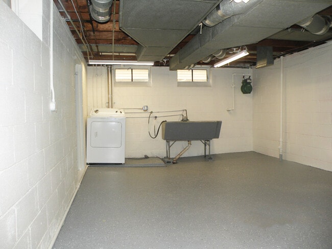 Building Photo - 3 Bed - 2 Full Bath Cape Cod for Rent in Euclid!