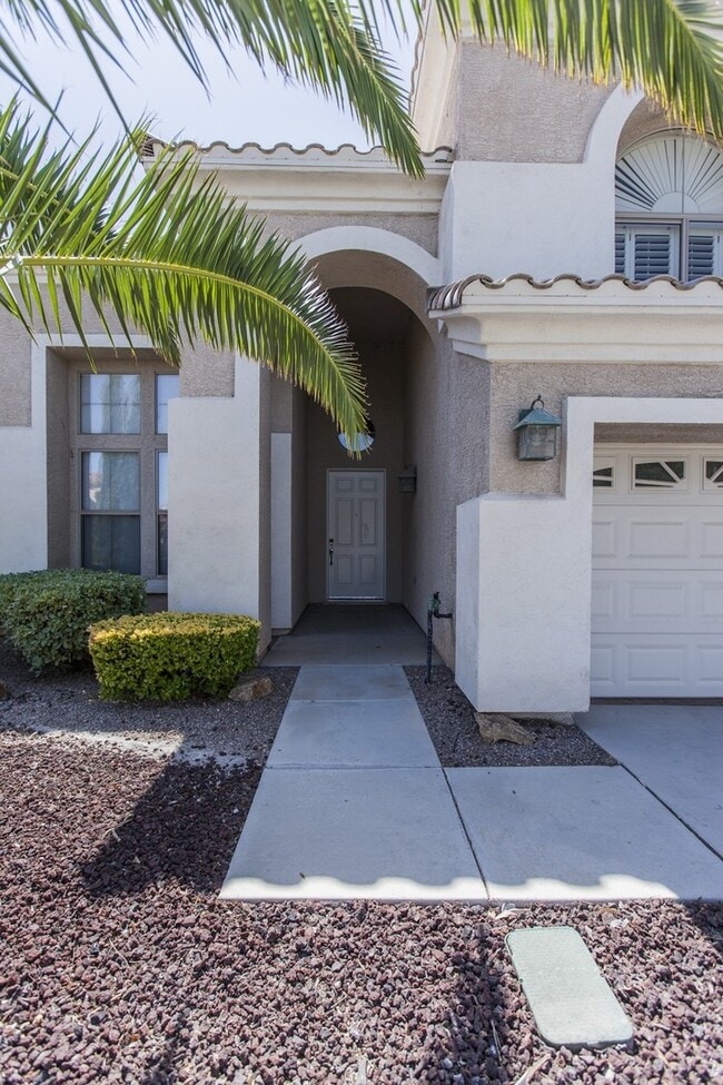Building Photo - Rhodes Ranch Golf Course View
