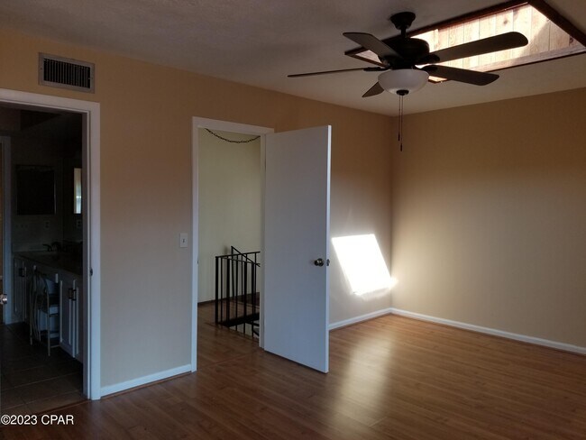 Building Photo - 7129 S Lagoon Dr