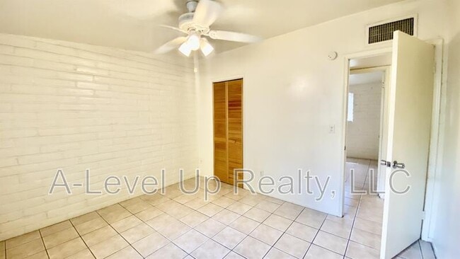 Building Photo - 316 E Elm St