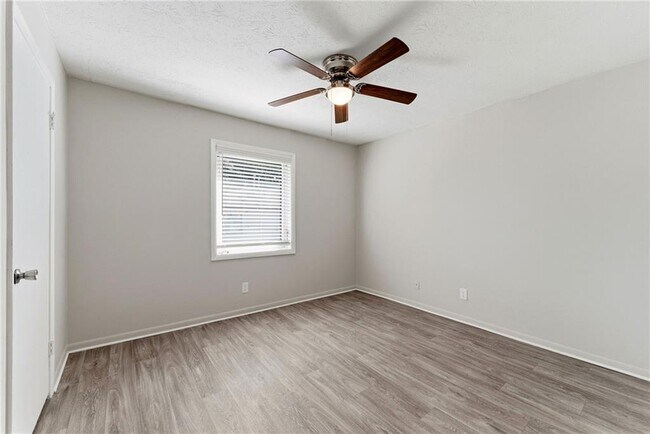 Building Photo - 558 College St