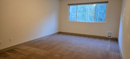 Building Photo - 1625 Kent Des Moines Rd