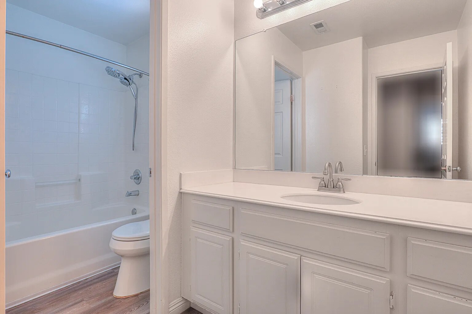 Building Photo - 725 Vista Santo Thomas