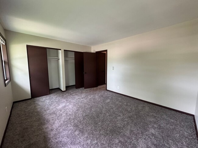 Building Photo - Your new Townhouse Awaits! 3 Bed / 1.5 Bat...