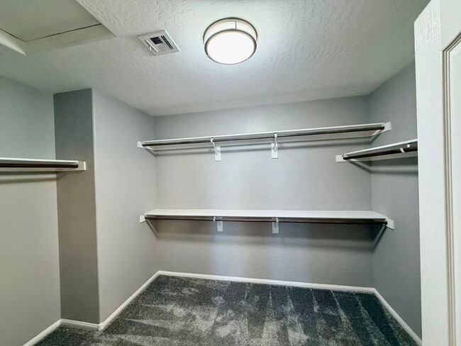 Building Photo - Fantastic two story single family house