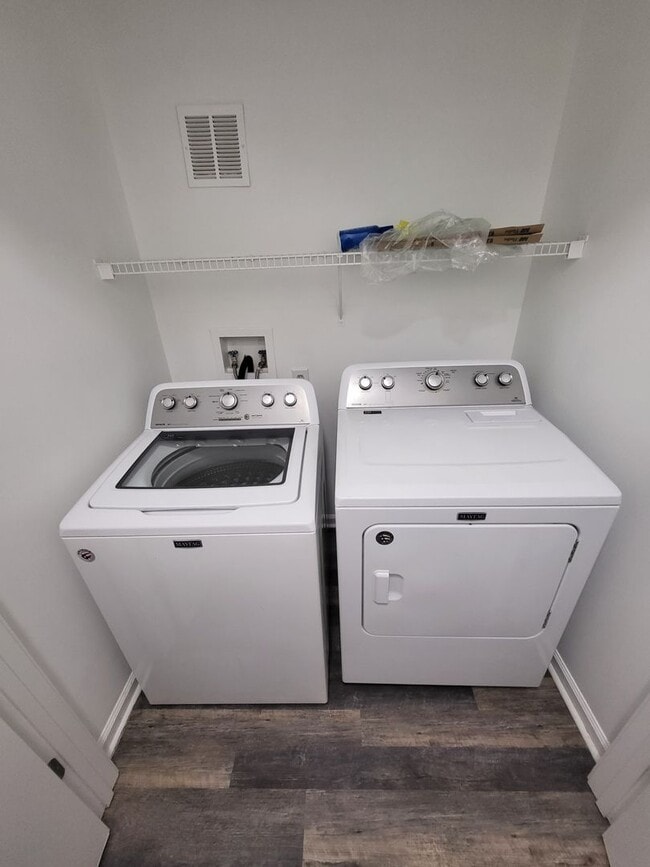 Building Photo - BEAUTIFUL Ranch Home