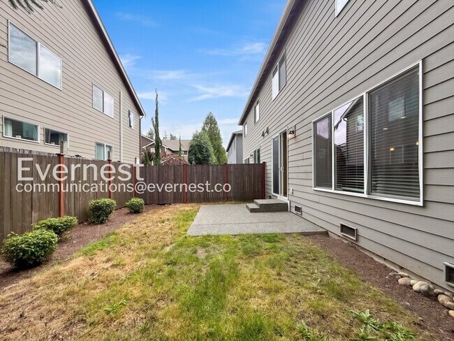Building Photo - 4 Bed/2.5 Bath Home with Garage / Available Now!
