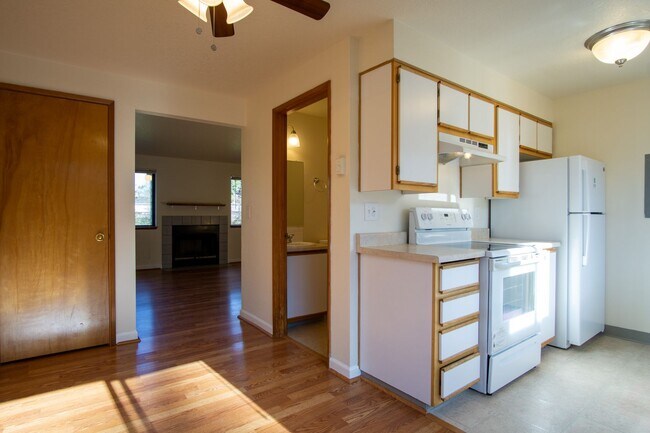Building Photo - FREE RENT! Updated Townhouse w Garage, Patio, DW, WD + FIREPLACE!!