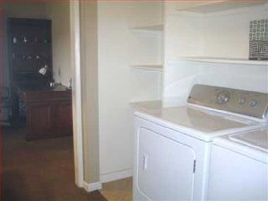 Building Photo - 3 BRs 2.5 Baths Lovely Townhouse in Desira...