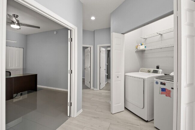 Building Photo - "Spacious 3-Bed, 2-Bath Condo Retreat in Vibrant Saint Petersburg – 1,445 Sq Ft of Comfort!"