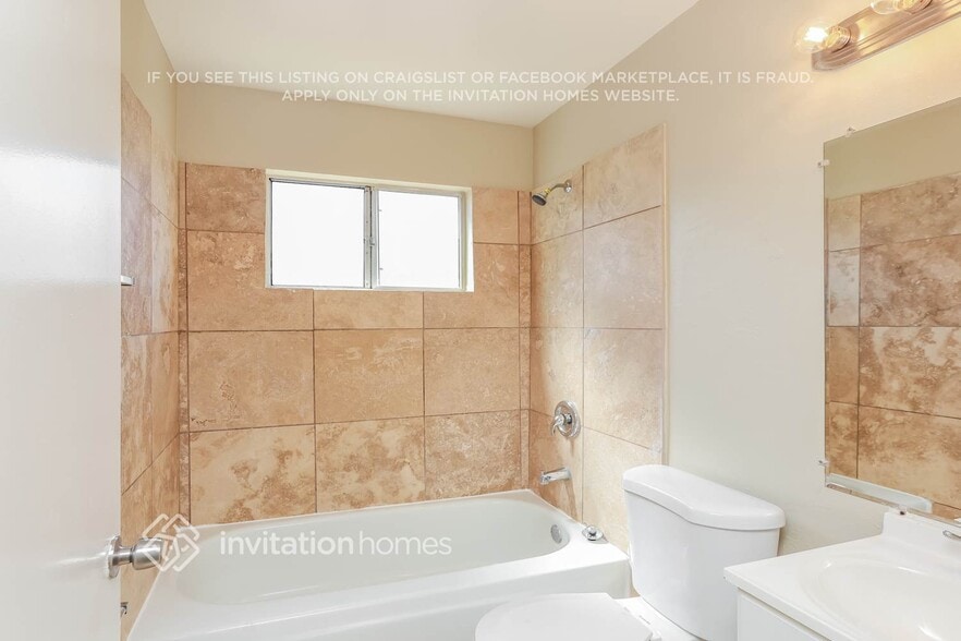 Building Photo - 525 Falcon Dr