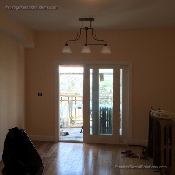 Building Photo - 120 Gladstone St